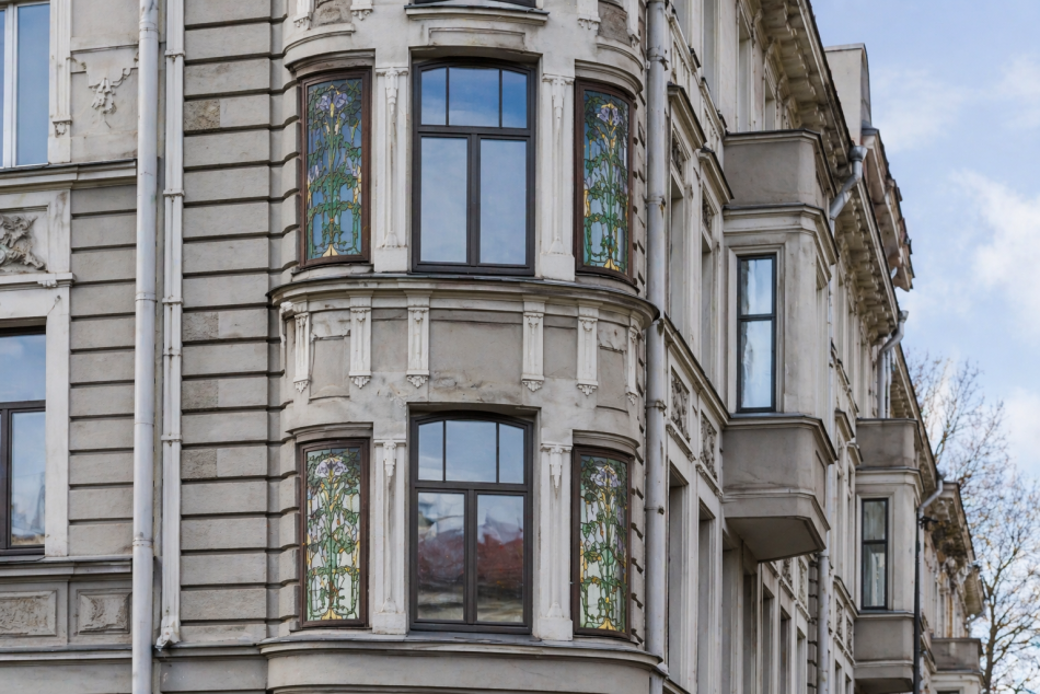 Витражи эпохи модерн вновь украшают фасад дома на Тележной улице